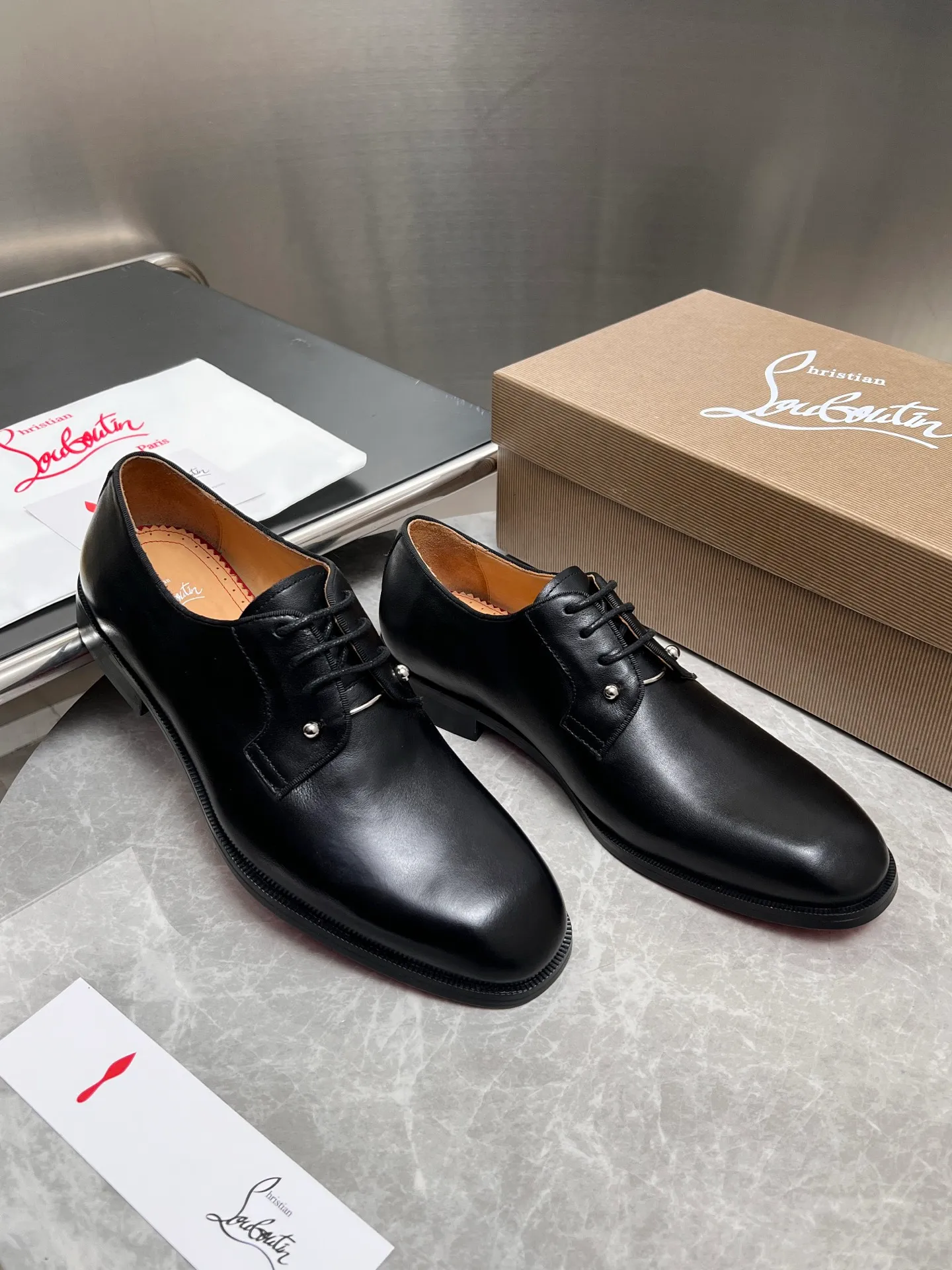 [CL red sole] Top P: 900💰 Number of yards: 39~44 (38.4546. Customized, non-refundable) CL new men's formal shoes Loaf leather shoes Christia* Loubouti* red sole shoes The red sole is luxurious and elegant, reshaping the style boundary of casual formal wear. It is extremely innovative in material selection, and creates a rich visual and tactile experience through the collision of different materials! Made of top-grade calfskin/glossy patent leather/spliced ​​technical fabric in contrasting colors. The upper is stitched by hand with fine and even stitching. It is based on the square-toe loafer shoe shape, with neat and elegant lines, which fits the toughness of men's wear. The upper is embellished with metal rivets, injecting individual details into classic loafers, breaking the mediocrity of casual shoes, and giving a concrete expression of "low-key luxury". From the original color/red cowhide lining inside the shoe to the instantly recognizable red sole, the "red sole" is not only the brand's visual identity, but also a "luxury codeword" when walking. The red sole exposed inadvertently conveys taste and identity instantly. From the innovative splicing of materials, to the personalized fusion of design, to the ingenious inheritance of craftsmanship, the Christian Louboutin men's loafer series is not only a pair of casual shoes, but also a "yuppie style" dressing weapon for men. Whether it is a casual business meeting or a casual look for daily travel, it can help you become a unique and stylish man in every occasion with its "red Loaf" attitude.